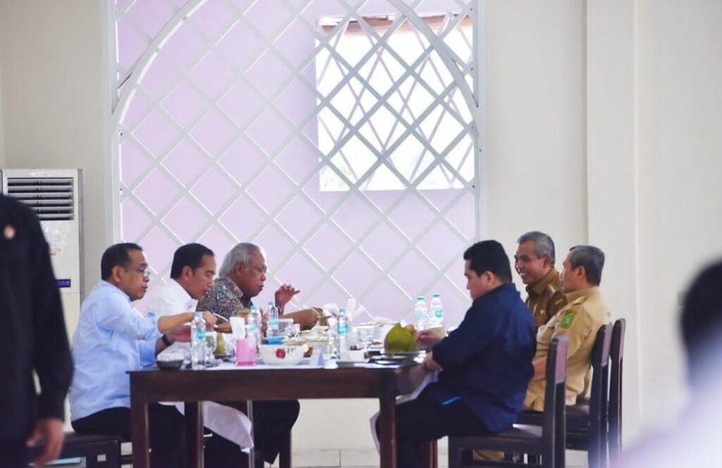 jokowi makan siang