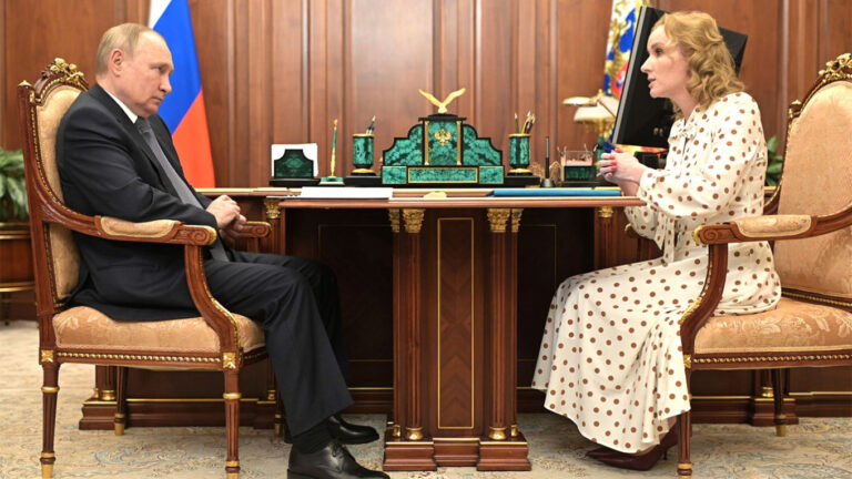 Vladimir Putin with Maria Lvova-Belova, Ombudsperson for Children's Rights. Foto has taken from kremlin.ru