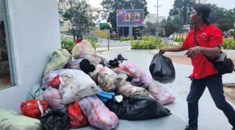 Buang sampah di kantor Pemkot Depok (www.liputan6.com)